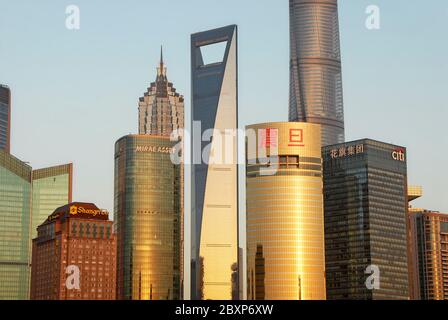 Les grands bâtiments modernes dans le quartier des affaires de Lujiazui à Pudong, Shanghai, Chine. Vue sur la Tour de Shanghai et le World Financial Center. Banque D'Images