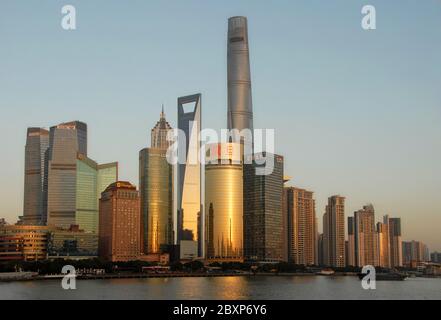 Horizon de Shanghai, Chine : les grands bâtiments modernes dans le quartier des affaires de Lujiazui à Pudong, Shanghai avec le fleuve Huangpu en premier plan. Banque D'Images