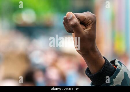 Cork, Irlande. 8 juin 2020. Entre 1,000 et 1,500 personnes se sont rassemblées aujourd'hui sur le Grand Parade sous la bannière Black Lives Matter pour protester contre le meurtre de l'homme noir non armé en Amérique, George Floyd. Les manifestants ont organisé une manifestation de 8 minutes et 46 secondes, soit la durée pendant laquelle l'officier de police a eu son genou sur le cou de George Floyd. Crédit : AG News/Alay Live News Banque D'Images