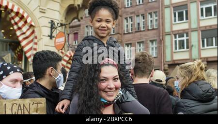 Black Lives Matter Rally, Francfort, Allemagne. 6 juin 2020. Fille noire assise sur les épaules de la mère au portrait anti-racisme. Banque D'Images