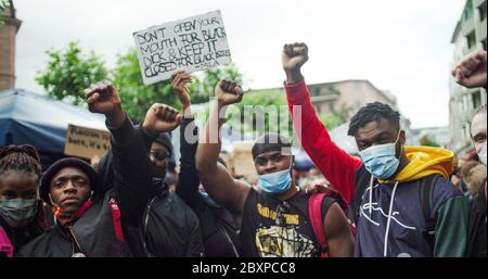 Black Lives Matter Rally, Francfort, Allemagne. 6 juin 2020. De jeunes hommes noirs élèvent des poings contre le racisme lors d'un rassemblement. Banque D'Images