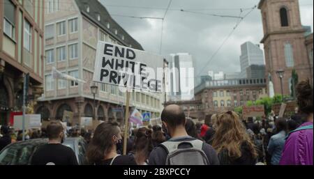 Black Lives Matter Rally, Francfort, Allemagne. 6 juin 2020. Une foule de manifestants qui ont des signes de racisme lors de manifestations. Banque D'Images