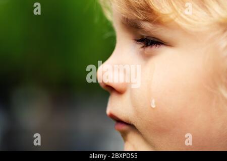 pleurs triste enfant - petite fille face avec la déchirure sur la joue. concept de droits de l'enfant et de la violence Banque D'Images