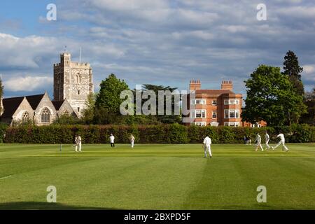 Jeu de cricket en face de l'église St Michael's Church, Bray-on-Thames, Berkshire, Angleterre, Royaume-Uni Banque D'Images