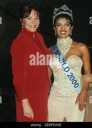 Miss monde 2000 Priyanka Chopra avec Julia Morley, organisatrice de Miss monde Banque D'Images