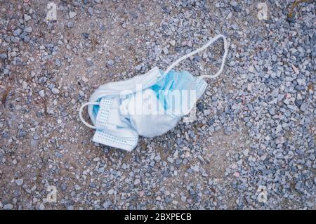 Le masque facial jeté est au sol, pandémie, coronavirus, déchets dangereux, 31 mai 2020. (CTK photo/Libor Sojka) Banque D'Images