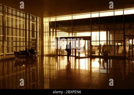 Les passagers arrivent à l'aéroport de Barcelone Banque D'Images