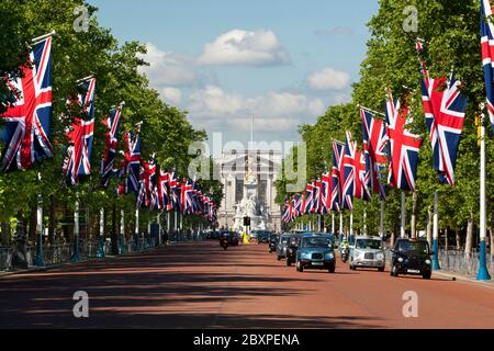 Vue sur le Mall bordé de drapeaux Union vers Buckingham Palace, Londres, Royaume-Uni Banque D'Images