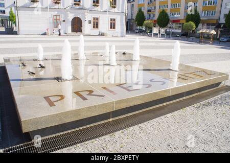 L'hôtel de ville de Jesenik et la fontaine Priessnitz sur la place Masaryk, Jesenik, région d'Olomouc, République tchèque, le 1er juin 2020. (CTK photo/Libor Sojka) Banque D'Images