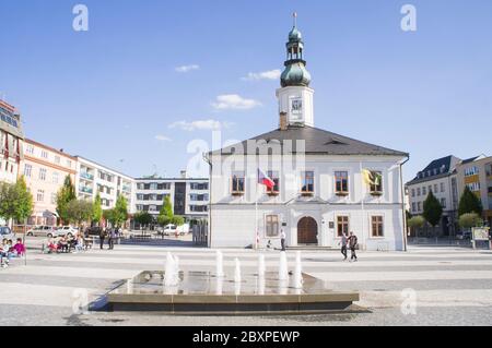 L'hôtel de ville de Jesenik et la fontaine Priessnitz sur la place Masaryk, Jesenik, région d'Olomouc, République tchèque, le 1er juin 2020. (CTK photo/Libor Sojka) Banque D'Images