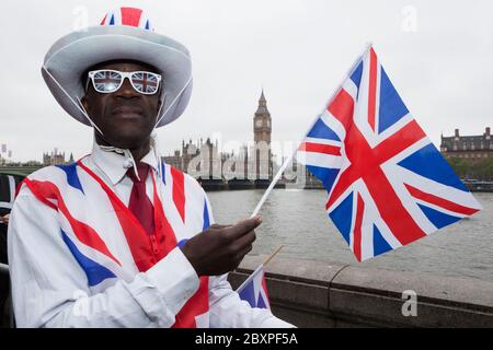 Homme vêtu de drapeau de l’Union et des Jacks en face du Parlement au jubilé de la Reine, Londres, Royaume-Uni Banque D'Images