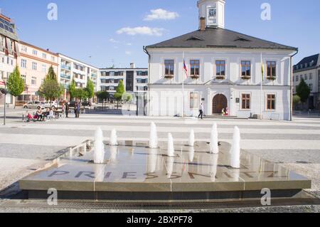 L'hôtel de ville de Jesenik et la fontaine Priessnitz sur la place Masaryk, Jesenik, région d'Olomouc, République tchèque, le 1er juin 2020. (CTK photo/Libor Sojka) Banque D'Images