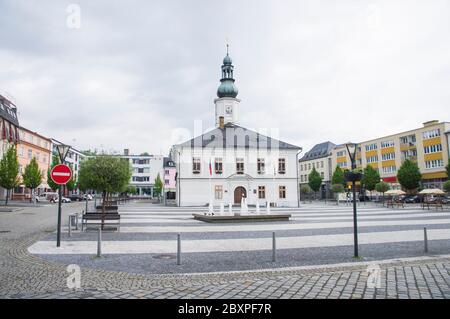 L'hôtel de ville de Jesenik et la fontaine Priessnitz sur la place Masaryk, Jesenik, région d'Olomouc, République tchèque, le 1er juin 2020. (CTK photo/Libor Sojka) Banque D'Images