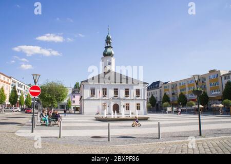 L'hôtel de ville de Jesenik et la fontaine Priessnitz sur la place Masaryk, Jesenik, région d'Olomouc, République tchèque, le 1er juin 2020. (CTK photo/Libor Sojka) Banque D'Images