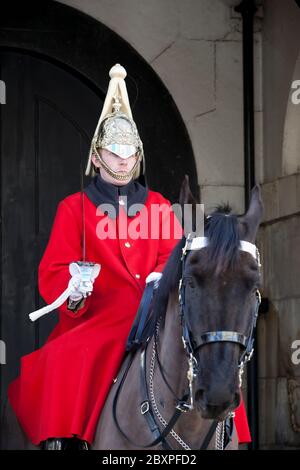Garde de Cavalerie montée en manteau d'hiver à l'extérieur de l'entrée de Horseguards Parade le long de Whitehall, Londres, Royaume-Uni Banque D'Images