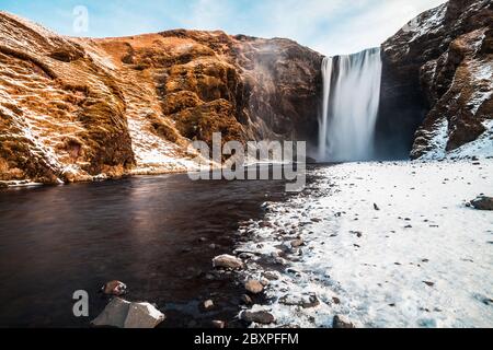 Vue sur Skogafoss pendant la neige d'hiver qui se trouve dans la rivière Skoga en Islande du Sud Banque D'Images