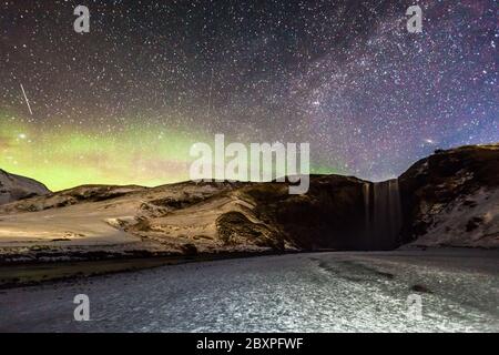 Vue sur Skogafoss pendant la neige d'hiver qui se trouve dans la rivière Skoga en Islande du Sud Banque D'Images