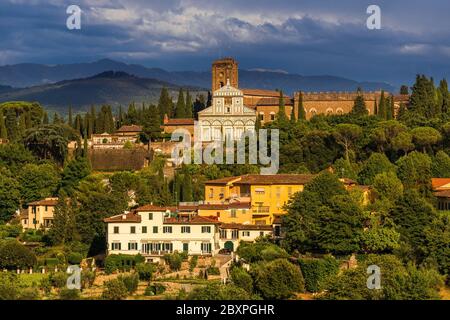 Église romane de San Miniato al Monte à Florence, Italie, prise de vue de forte di Belvedere dans un environnement vallonné Banque D'Images