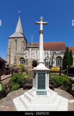 Eglise St Dunstan et mémorial de guerre, Mayfield, East Sussex, Angleterre, Royaume-Uni Banque D'Images