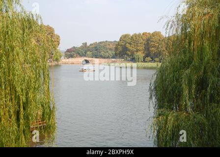 Lac de l'Ouest (Xi Hu) à Hangzhou, province de Zhejiang, Chine avec saules. Prendre un bateau sur le lac de l'Ouest, Hangzhou est populaire auprès des touristes Banque D'Images