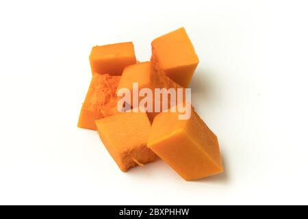 Citrouille coupée en cubes isolés sur fond blanc Banque D'Images