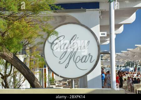 IBIZA, ESPAGNE - 12 JUILLET 2017 : café del Mar à San Antonio de Portmany sur l'île d'Ibiza. C'est un célèbre bar de bord de mer avec les meilleures vues de coucher de soleil avec M. Banque D'Images