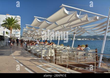 IBIZA, ESPAGNE - 12 JUILLET 2017 : café del Mar à San Antonio de Portmany sur l'île d'Ibiza. C'est un célèbre bar de bord de mer avec les meilleures vues de coucher de soleil avec M. Banque D'Images