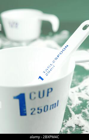 Tasses à mesurer isolé sur fond vert Banque D'Images