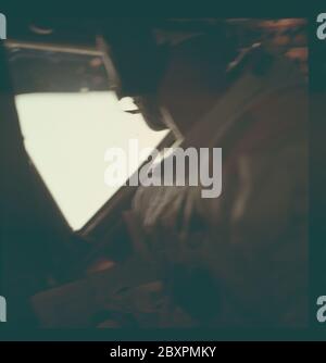 AS11-37-5532 - Apollo 11 - image de la mission Apollo 11 - Edwin Aldrin Jr. Dans le module Lunar après EVA; portée et contenu: La base de données originale décrit ceci comme: Description: Vue non focalisée de l'astronaute Edwin Aldrin Jr, Apollo 11 Lunar module Pilot à l'intérieur du module Lunar (LM) car il repose sur la surface lunaire après l'achèvement des activités Extravehicular (EVA). Mise au point douce sur l'image. Contraste élevé sur la fenêtre LM. Le magazine original a été étiqueté R. Type de film : EKTACHROME EF SO 168 couleur sur une base en polyester Estar de 2.5 mil, prise avec un objectif de 80 mm. L'angle du soleil est faible. Descripteurs : Apollo 11 Banque D'Images