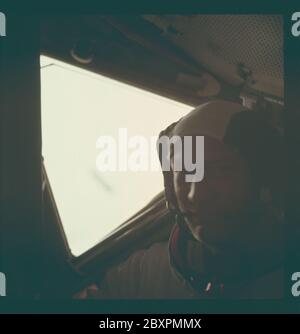 AS11-37-5531 - Apollo 11 - image de la mission Apollo 11 - Edwin Aldrin Jr. Dans le module Lunar après EVA; portée et contenu: La base de données originale décrit ceci comme: Description: Astronaute Edwin Aldrin Jr, Apollo 11 Lunar module Pilot à l'intérieur du module Lunar (LM) car il repose sur la surface lunaire après l'achèvement des activités Extravehicular (EVA). Mise au point douce sur l'image. Contraste élevé sur la fenêtre LM. Le magazine original a été étiqueté R. Type de film : EKTACHROME EF SO 168 couleur sur une base en polyester Estar de 2.5 mil, prise avec un objectif de 80 mm. L'angle du soleil est faible. Descripteurs : vol Apollo 11, Terre lunaire Banque D'Images