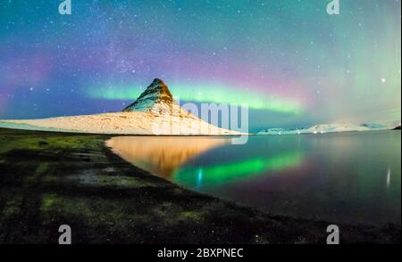 Kirkjufell vue pendant la neige d'hiver qui est une haute montagne sur la côte nord de la péninsule de Snaefellsnes en Islande, près de la ville de Grundarfjordur Banque D'Images