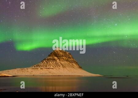 Kirkjufell vue pendant la neige d'hiver qui est une haute montagne sur la côte nord de la péninsule de Snaefellsnes en Islande, près de la ville de Grundarfjordur Banque D'Images