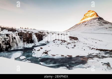 Kirkjufell vue pendant la neige d'hiver qui est une haute montagne sur la côte nord de la péninsule de Snaefellsnes en Islande, près de la ville de Grundarfjordur Banque D'Images