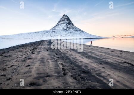 Kirkjufell vue pendant la neige d'hiver qui est une haute montagne sur la côte nord de la péninsule de Snaefellsnes en Islande, près de la ville de Grundarfjordur Banque D'Images