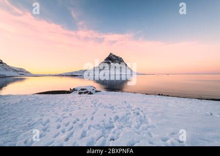 Kirkjufell vue pendant la neige d'hiver qui est une haute montagne sur la côte nord de la péninsule de Snaefellsnes en Islande, près de la ville de Grundarfjordur Banque D'Images