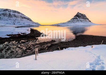 Kirkjufell vue pendant la neige d'hiver qui est une haute montagne sur la côte nord de la péninsule de Snaefellsnes en Islande, près de la ville de Grundarfjordur Banque D'Images