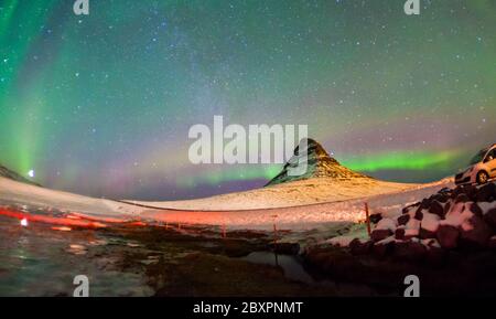 Kirkjufell vue pendant la neige d'hiver qui est une haute montagne sur la côte nord de la péninsule de Snaefellsnes en Islande, près de la ville de Grundarfjordur Banque D'Images