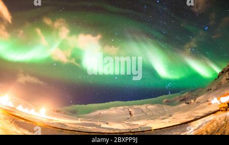 Belle Aurora Borealis ou mieux connu comme la vue des aurores boréales en Islande pendant l'hiver Banque D'Images