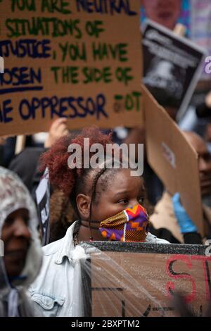Femme, portant un masque facial protecteur, dans une foule de manifestants au Black Lives Matter, au Royaume-Uni, à la place du Parlement, à Londres, en Angleterre, au Royaume-Uni Banque D'Images