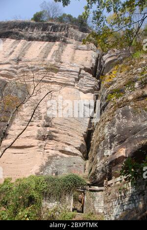 Wuyishan dans la province de Fujian, en Chine. Sur le chemin de DaWang (Grand Roi) Peak. La montagne a des falaises abruptes et le chemin est à l'intérieur de la fissure. Banque D'Images