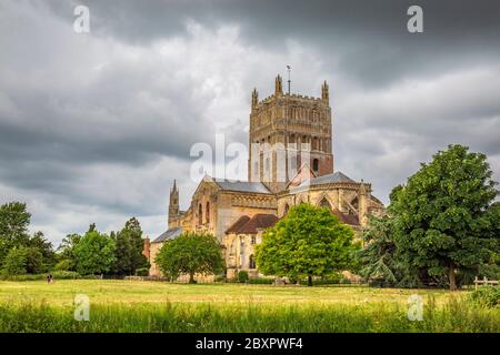 Vue à l'ouest de l'église de l'abbaye de Tewkesbury, à Gloucestershire, en Angleterre Banque D'Images