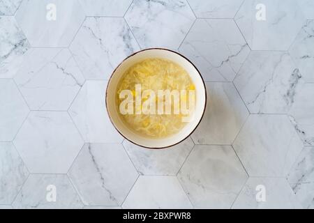 Soupe de maïs avec tranches de poulet aliments sains. Prêt à manger. Banque D'Images