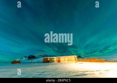 Belle Aurora Borealis ou mieux connu comme les aurores boréales pour la vue de fond en Islande, Snaefellsnesvegur pendant l'hiver Banque D'Images