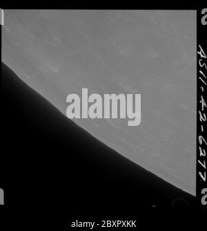AS11-42-6277 - Apollo 11 - Apollo 11 image de mission - près de Crater 299; portée et contenu: La base de données originale décrit ceci comme: Description: Vue de la Lune membre, près de Crater 299, officiellement nommé Schliemann. Image prise du module de commandement et de service (CSM) pendant la mission Apollo 11 sur une orbite quasi circulaire de l'équateur lunaire. Le magazine original a été étiqueté U. Type de film: 3400 Panatomic-X Noir/blanc pris avec un objectif de 80 mm. L'échelle de photo approximative est 1:3,600,000. La latitude du point principal est de 2 degrés au sud, la longitude est de 158 degrés à l'est. L'angle du soleil est élevé. Inclinaison minimale approximative Banque D'Images
