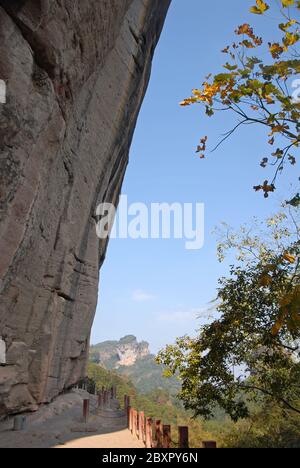 Wuyishan dans la province de Fujian, en Chine. Le chemin menant à Roaring Tiger Rock dans les montagnes Wuyi. Le chemin est coupé d'une falaise abrupte. Banque D'Images