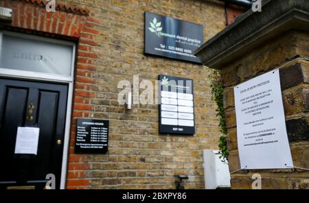 Londres, Royaume-Uni. 8 juin 2020 Protocole d'entrée. Claremont Dental Practice, Twickenham (Private & NHS) ouvre ses portes après le confinement, ne traitant initialement que les patients prioritaires. Triage téléphonique le jour du rendez-vous, sans attente et système unidirectionnel en place. Andrew Fosker / Alamy Live News Banque D'Images