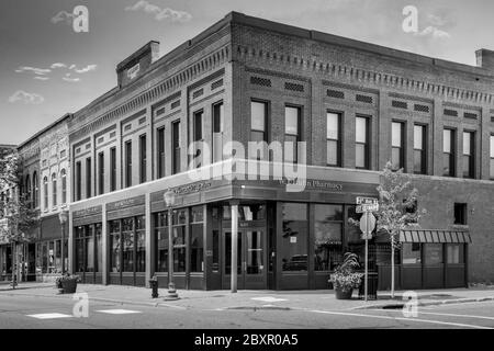 Le bâtiment historique de N. Lahr, dans le quartier des affaires du centre-ville revitalisé sur St. Germain Street et 6th Avenue North à St. Cloud, MN, USA, B&W. Banque D'Images