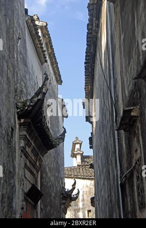 Ancienne ville de Xidi dans la province d'Anhui, Chine. Une rue dans la vieille ville de Xidi avec des bâtiments historiques montrant des linteaux ornés sur les portes Banque D'Images