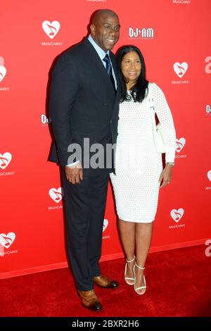 19 mai 2016, Los Angeles, Californie, Etats-Unis: Magic Johnson et Earlita Kelly assistent au 12ème concert annuel MusiCares MAP Tribute Fund au Novo by Microsoft. (Image crédit : © Billy Bennight/ZUMA Wire) Banque D'Images