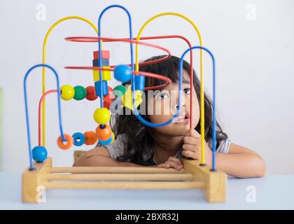 fille autiste se concentrant jouant avec des blocs. la fille ne répond pas au monde autour de nous. Concept d'autisme Banque D'Images